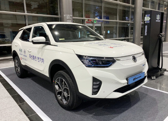 서울 강남구 코엑스 그랜드볼룸에 전시된 코란도 이모션 무선충전 플랫폼. 쌍용자동차 제공